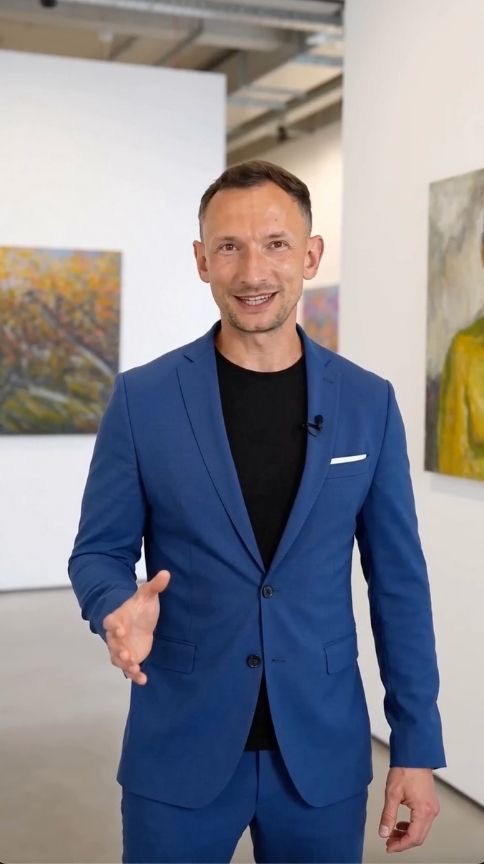 Maciej Sołtysiak podczas nagrania w galerii